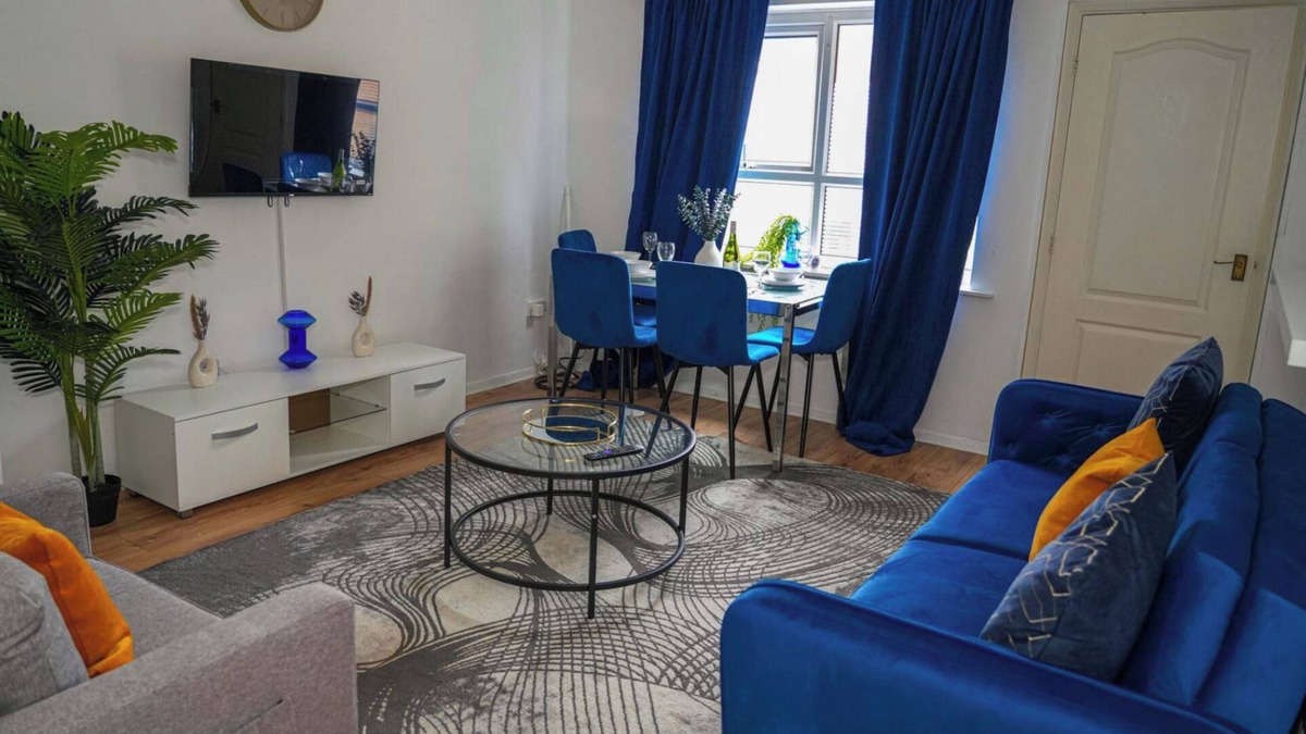 Bletchley House | Milton Keynes Home - Sleeps 4 - Parking