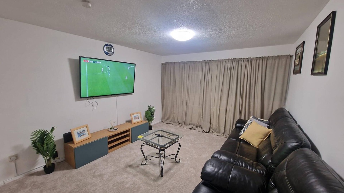 Bletchley House | Milton Keynes Modern Retreat
