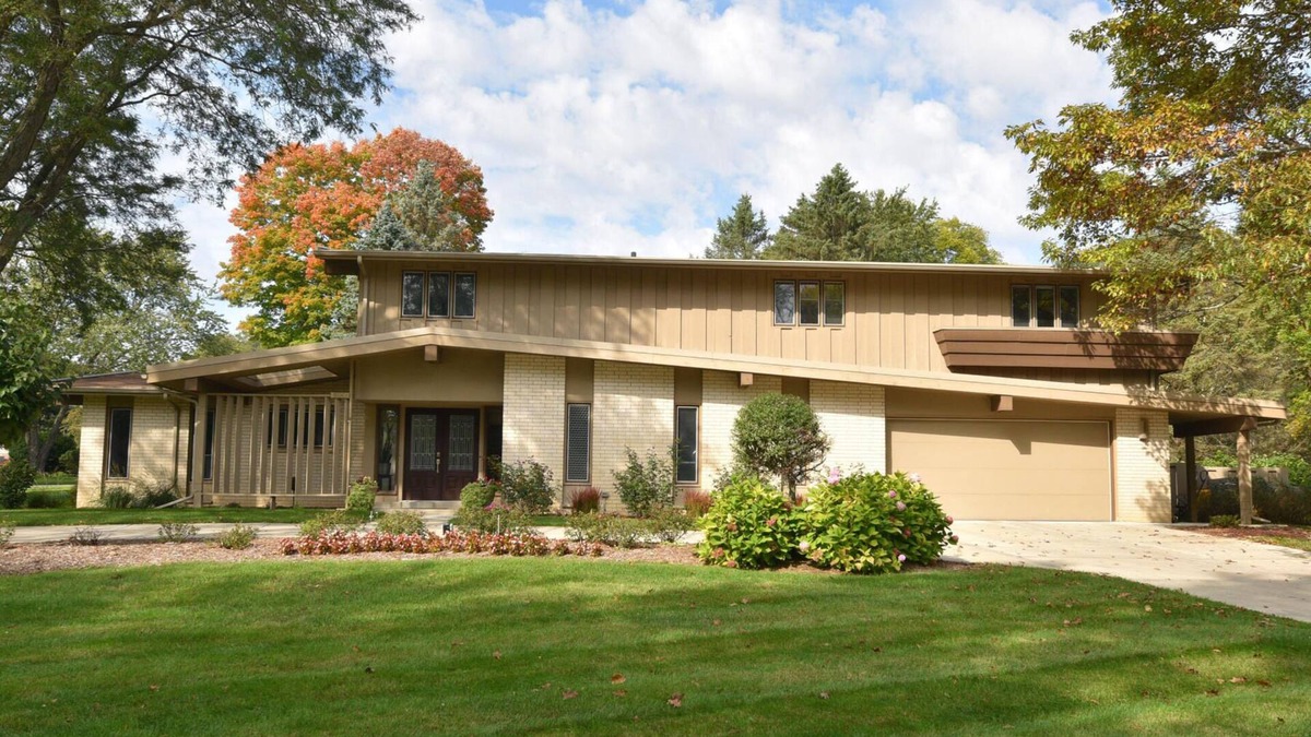 Brookfield House | Milwaukee 4 bedroom+ House with In-ground pool