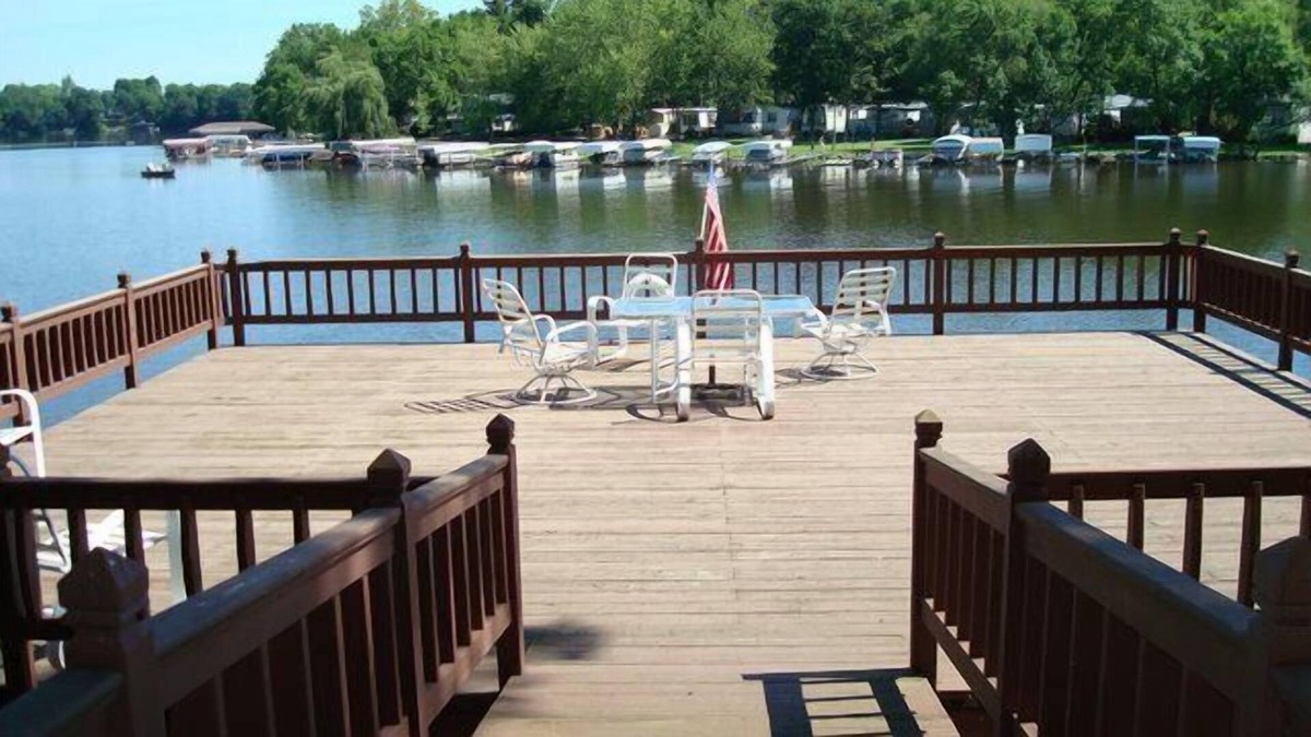 Monticello Condo | Min 30 Day Rental - w/Access to Deck, 1 Canoe and 4 Kayaks, Boatlift, Swimming