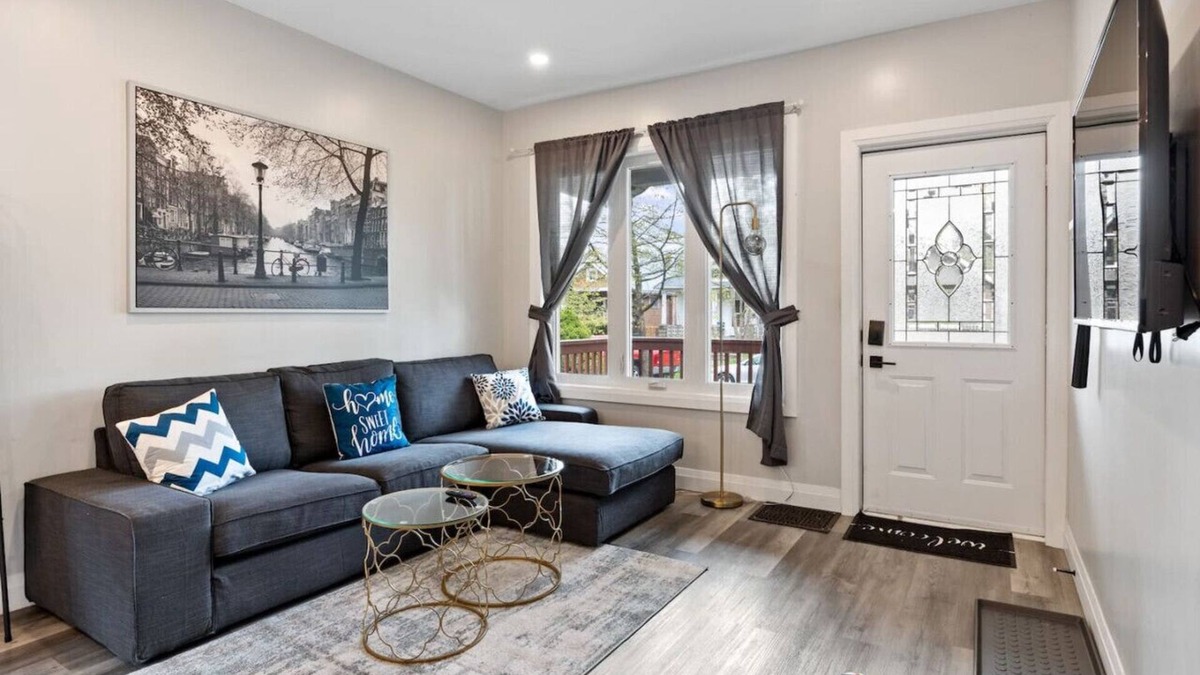 Bridgeview House | Min to DT/USA - Luxurious House - 4bed-2bath