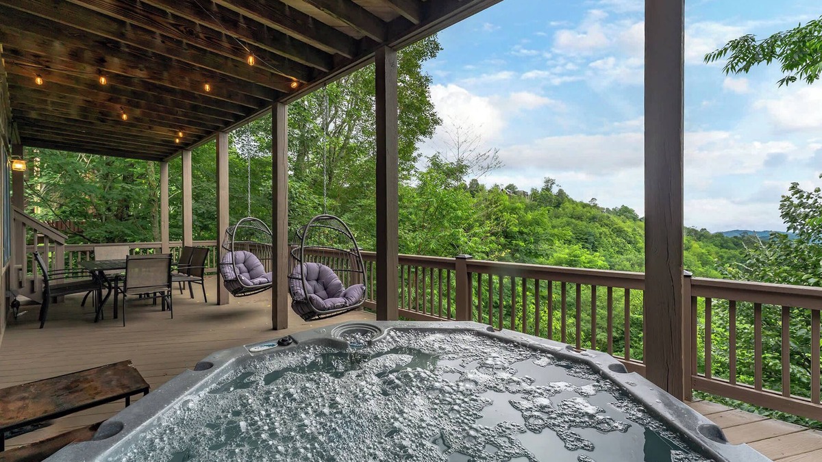 Wolf Laurel House | Min to Hatley Pt Stunning Mtn Views Hot Tub