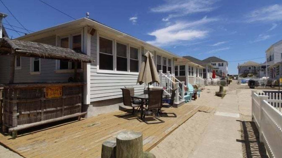 Point Pleasant Beach Cottage | MIN8 | 3BR Beach Cottage Set in the Sand on private walk-up lane! by Shore Points Vacations