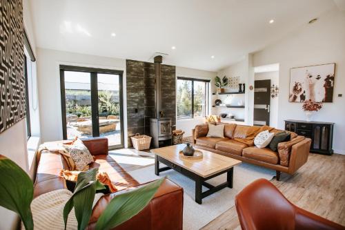 Wanaka House | Minaret Ridge - Family Friendly - Sleeps 8 - Mountain Views - Close to Lake