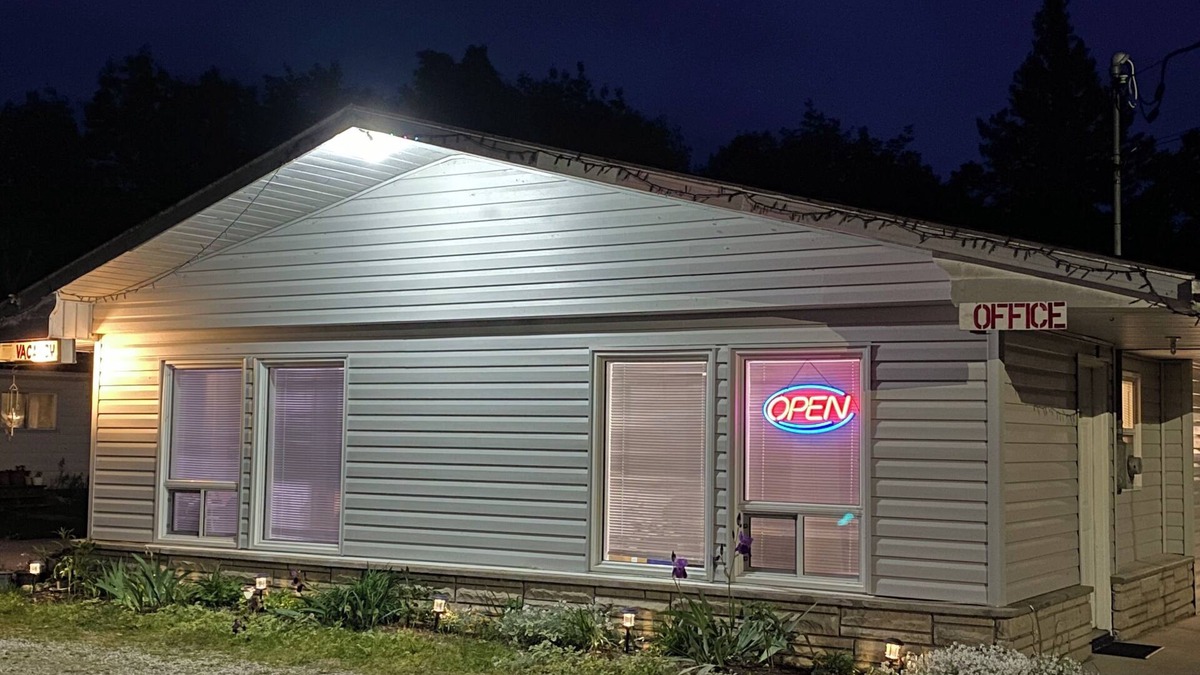 Manitoulin District Hotel | Mindemoya Motel