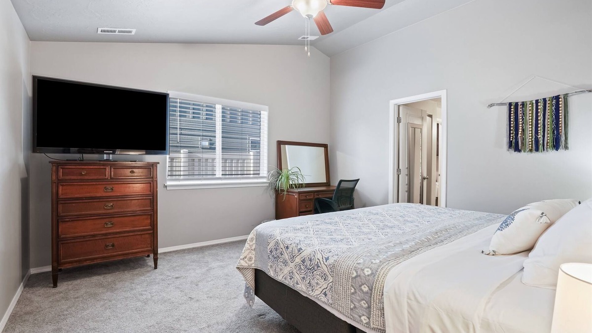 Caldwell House | Mindful Manor, Sleeps 8, BBQ, Covered Patio, K,Q,T