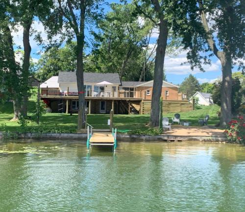 Bradley House | Miner Lake Lakefront Beach Cottage for Family Fun