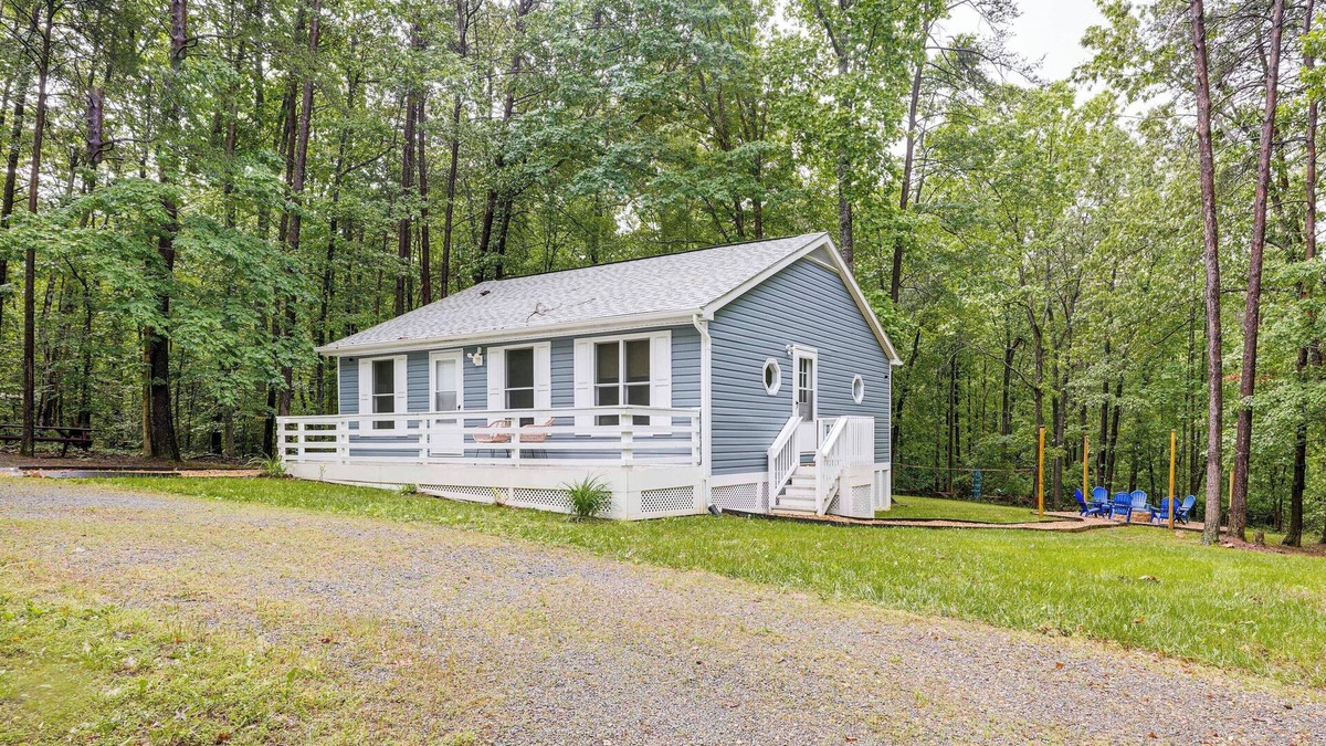 Blue Water Cottage | Mineral Cottage w/Fire Pit: Steps to Lake Anna!