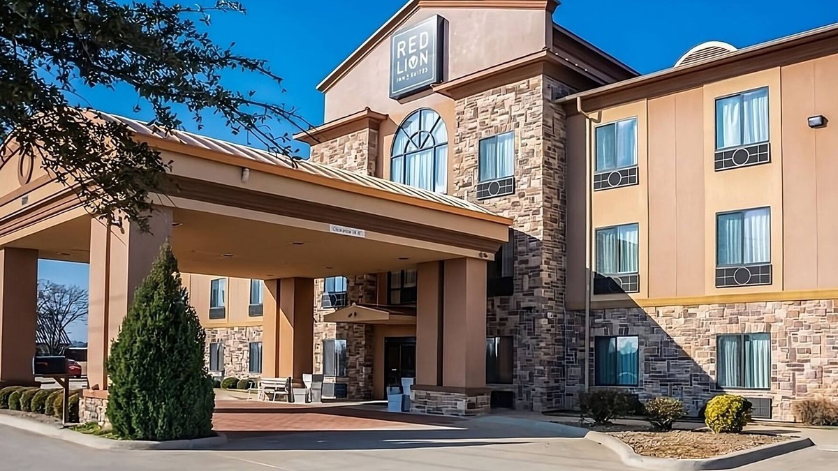Mineral Wells Hotel | Mineral Wells Getaway at Red Lion Inn & Suites Mineral Wells! Free Breakfast!