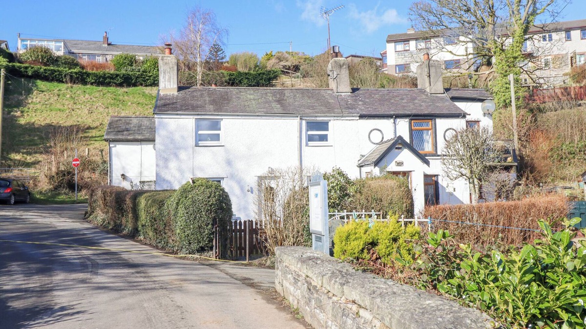 Abergele Cottage | MINFFORDD, family friendly, with open fire in Betws-Y-Coed