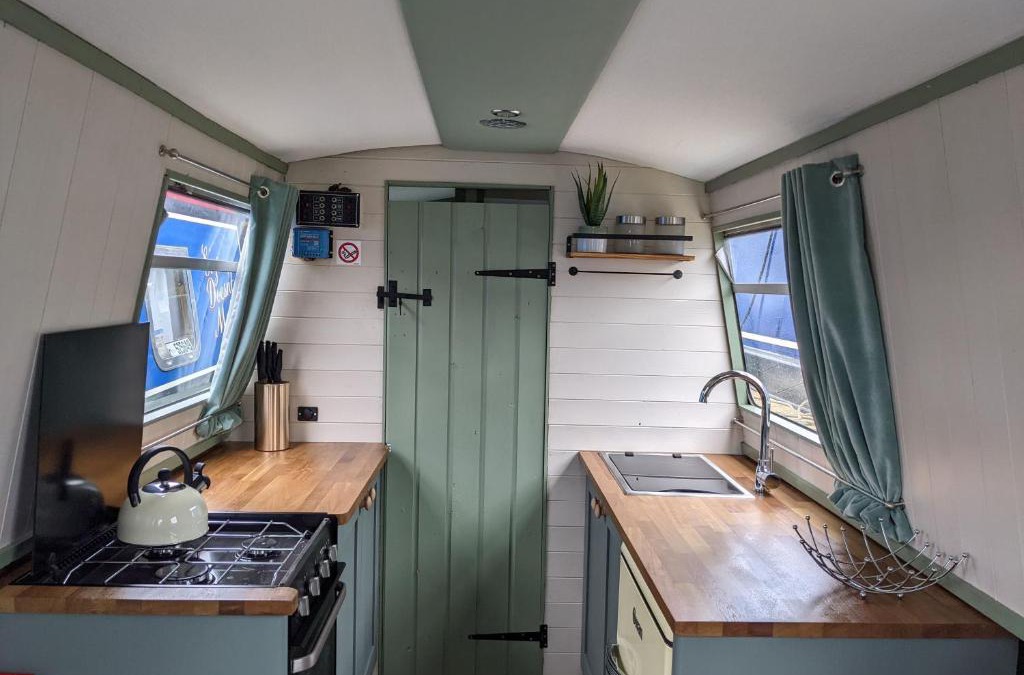 Tring Boat Rental | Mini Escape - 2 Berth Narrowboat on the Grand Union, Hertfordshire