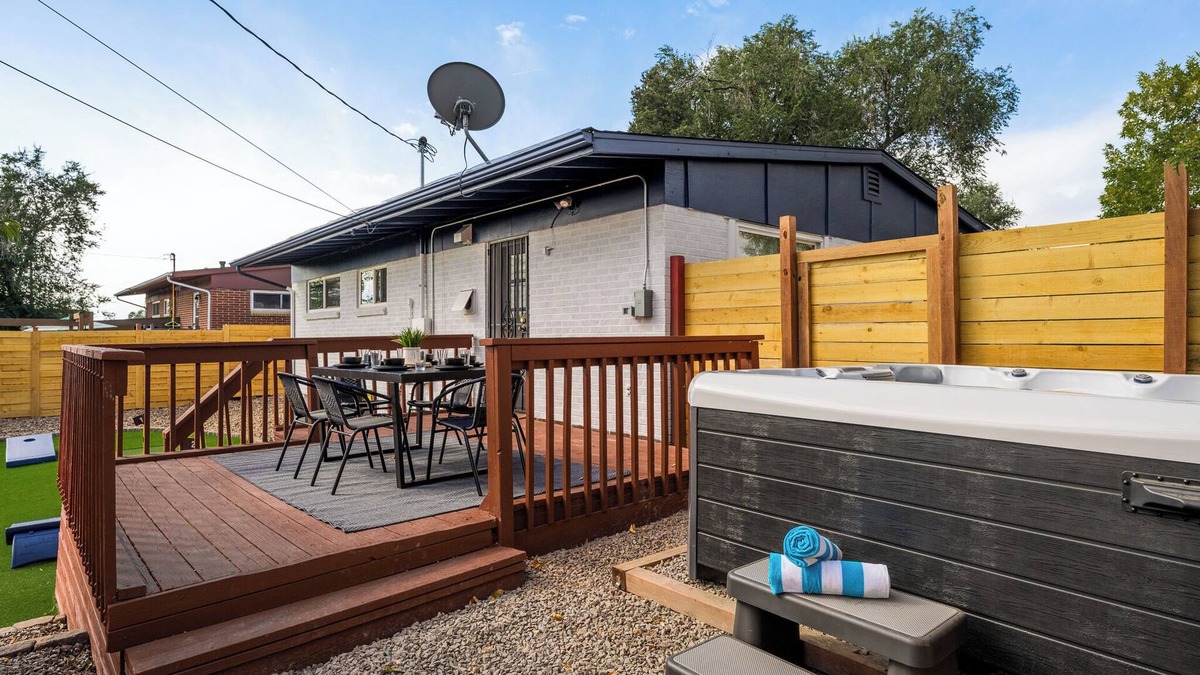 Arvada Plaza Area House | Mini Golf Fire Pit Hot Tub, Game House for 14