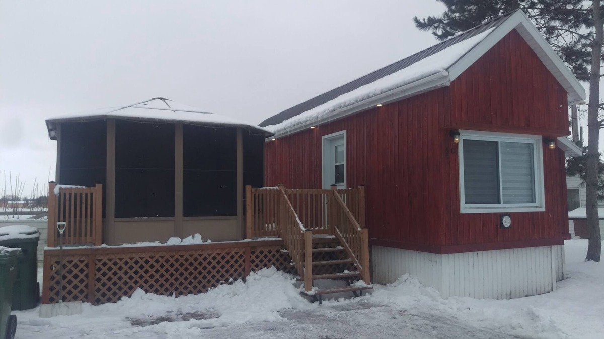 Farnham House | Mini-home with spa