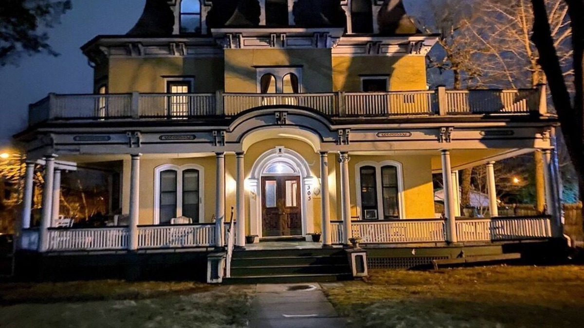 Plainfield Apartment | Mini Mansion rental suite, close to public transportation, train/buses
