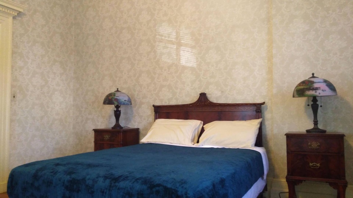Plainfield Apartment | MINI MANSION WHOLE LEFT WING, TWO BEDROOM APARTMENT AVAILABLE AT A (LOW RATE)