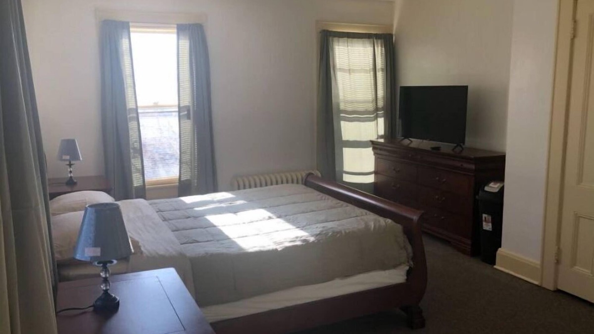 Plainfield Apartment | MINI MANSION WHOLE RIGHT WING, THREE BEDROOM APARTMENT AVAILABLE AT A (LOW RATE)