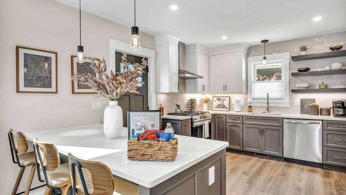 Detroit - Shoreway House | Mini Miracle: Murphy Bed, Sauna + Hot Tub, Pickle Ball, 2BR King Bed