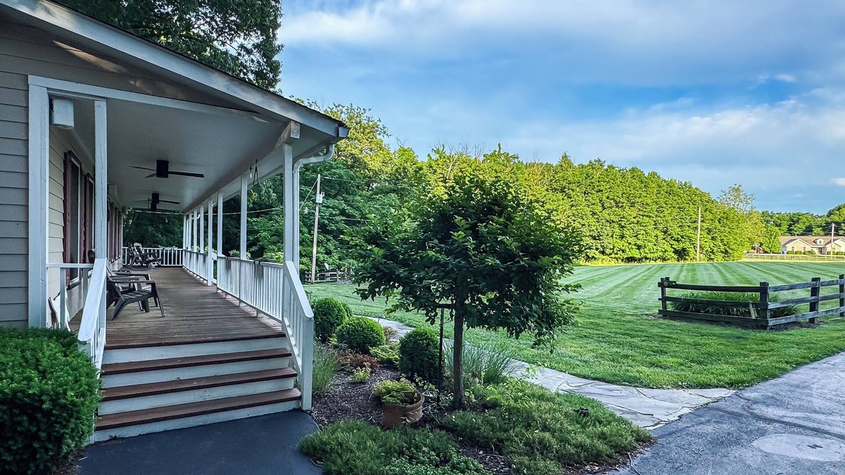 Labadie House | Mini Pointer | Dog Friendly, near Purina Farms, WashMO, Wedding venues