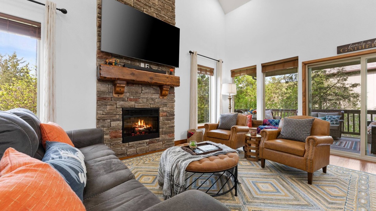 Hollister Cabin | Mini-Red Rock! Hot tub, Firepit, Dogs Welcome,