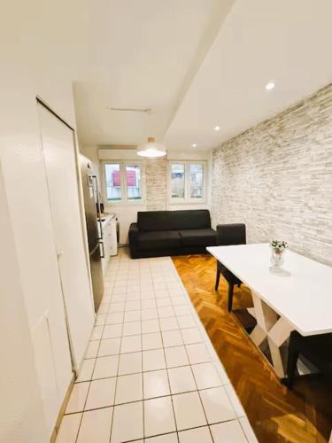 Chaville Apartment | Mini-studio avec kitchenette OU chambre confort avec frigo et TV - Parking en option sur résa !