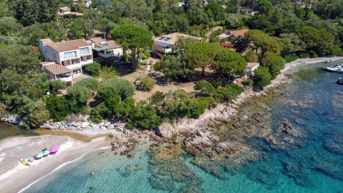Favone Villa | Mini villa 2 people, ground floor, feet in the water direct access to the beach