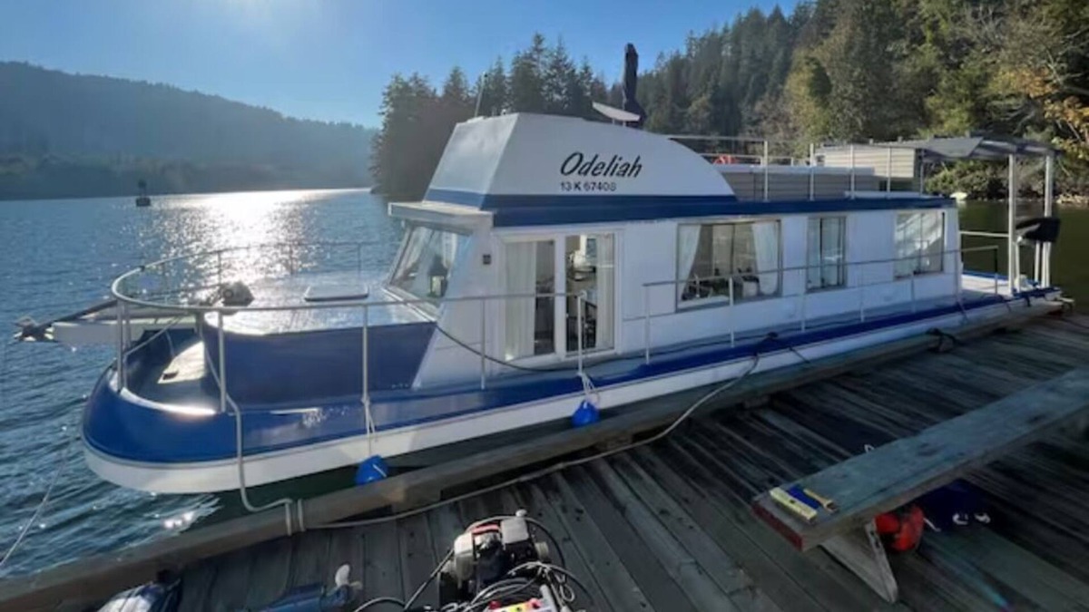 Port Moody Boat Rental | Mini-yacht w. rooftop fire lounge