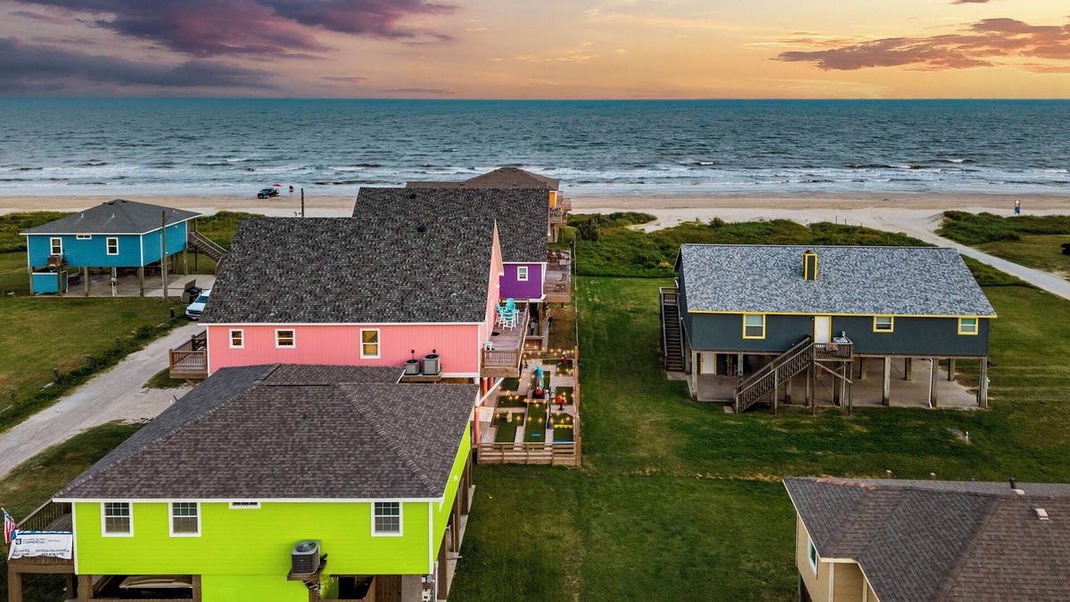 Port Bolivar House | MiniGolf + Beach Access + Game Haven + Sleeps 20