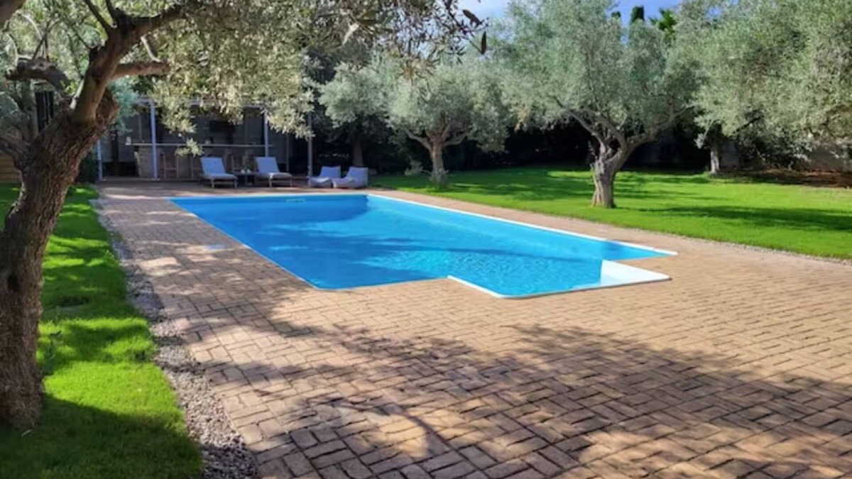 Vari House | Minimal house with pool and large garden at Varkiza. 5 minutes from the beach!
