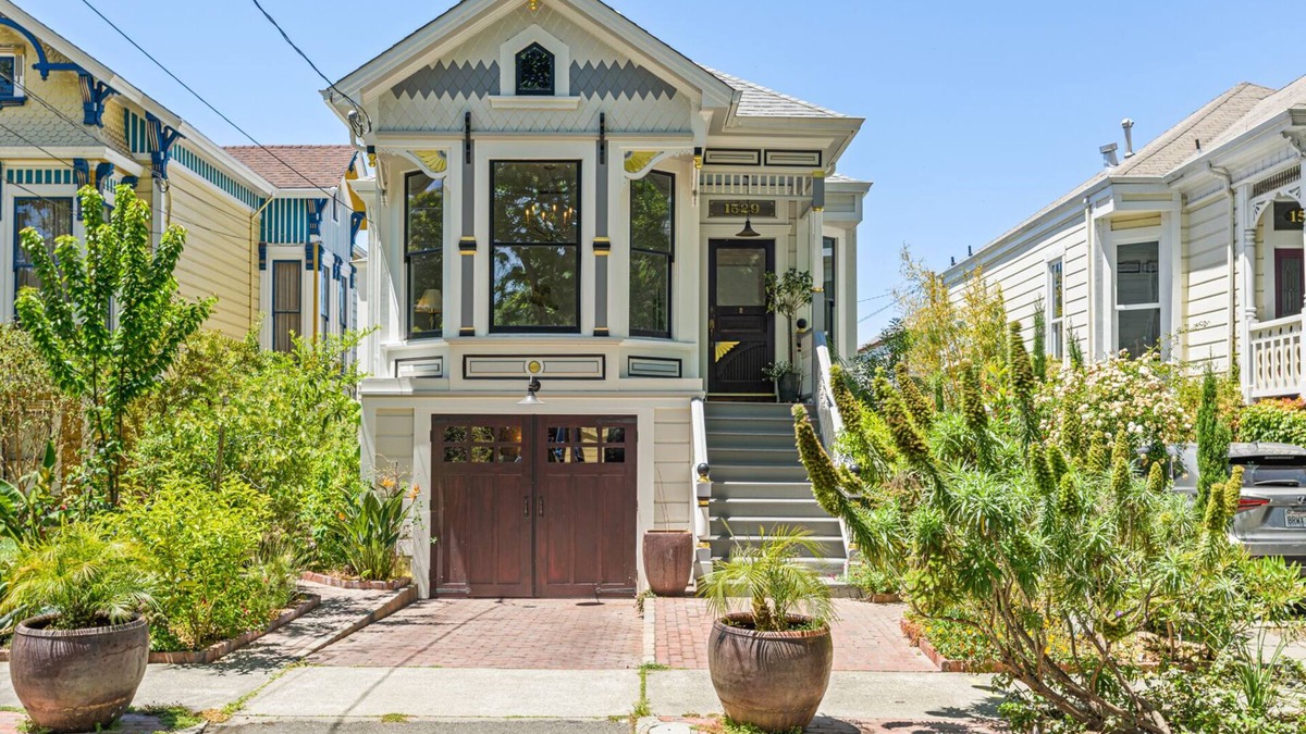 West Alameda House | Minimalistic Garden Level 1B/1B Victorian Cottage in Alameda