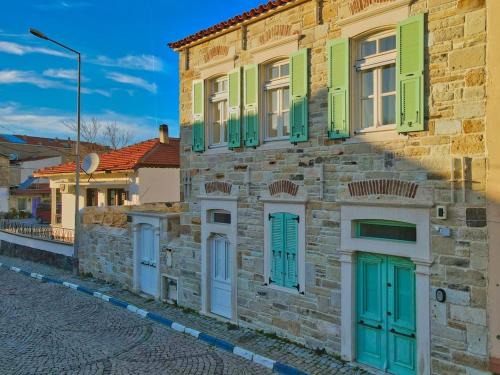 Foca Villa | MINIQ HOMES 105 - Golf, Cinema, BBQ, Foça Center 2BR Stone Home