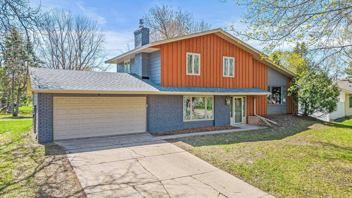 Apple Valley House | Minne-Getaway, Designer Stay South Of The River