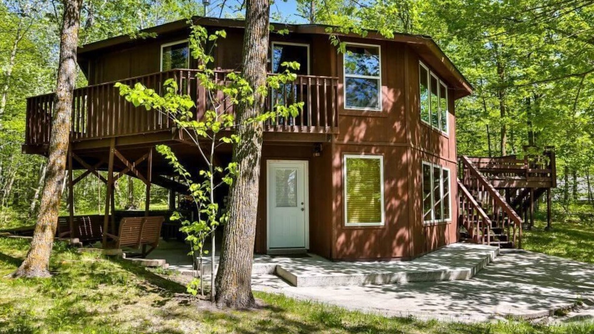 Puposky Cabin | Minnesota Octagon Treehouse - Private Jacuzzi & Forest Views