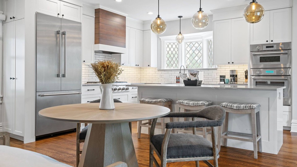 Uptown House | MINNeSTAY* Lakeside Luxe | Putting Green | Lake
