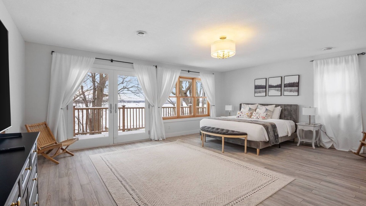 Navarre House | MINNeSTAY* Minnetonka Dream