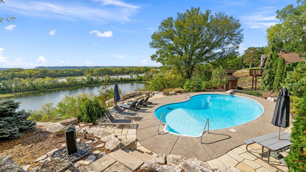 Hager City House | MINNeSTAY* Riverfront Inn | Hot Tub