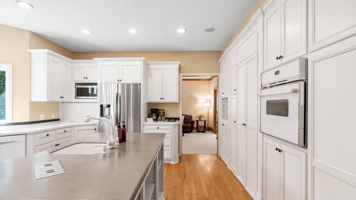 Eden Prairie House | MINNeSTAY* Serenity on the Creek