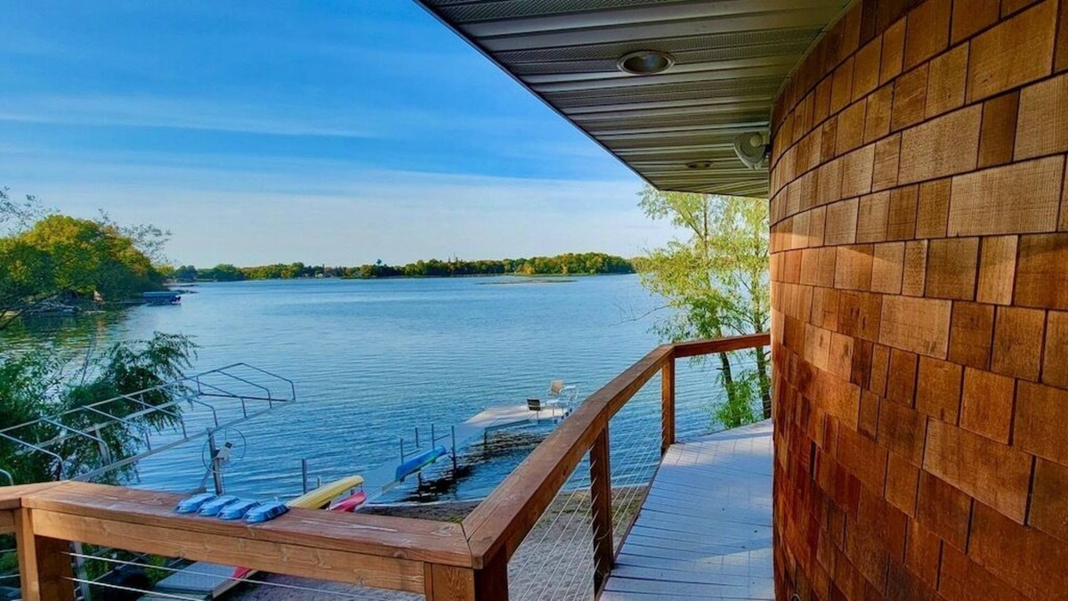 Center City House | MINNESTAY * Square Bed ~ Round House | Private Beach, Lakefront, Unique Stay