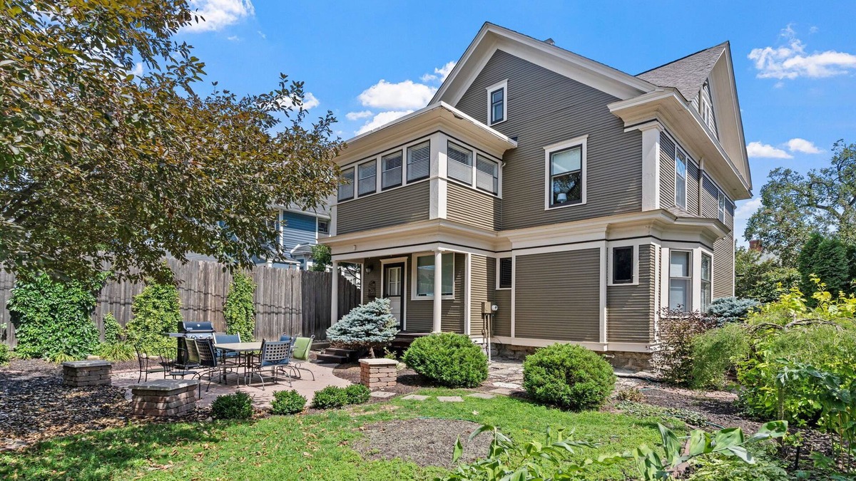 Lowry Hill East House | MINNeSTAY* Stoneway | Historic | Beautiful