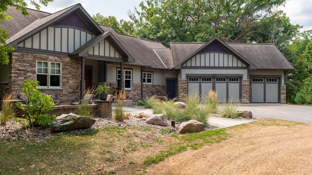 Shakopee House | MINNeSTAY* Woodhaven Retreat | Valentine's Day