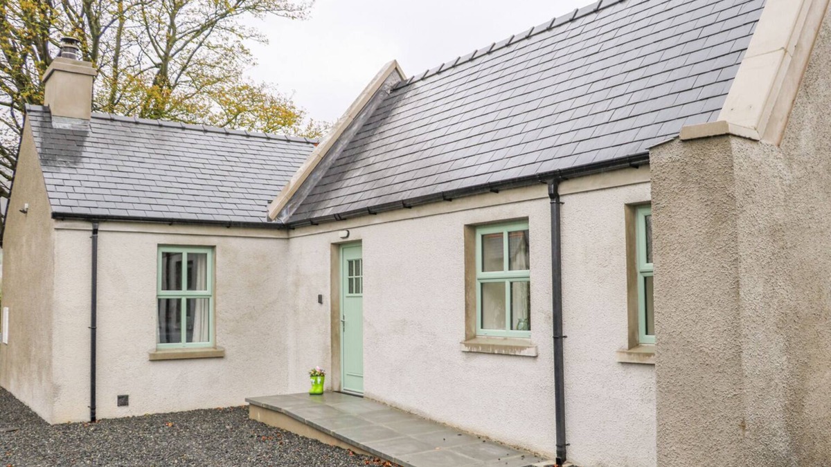 Newry House | MINNIE'S COTTAGE, KILLEAVY, with open fire in Newry, Northern Ireland