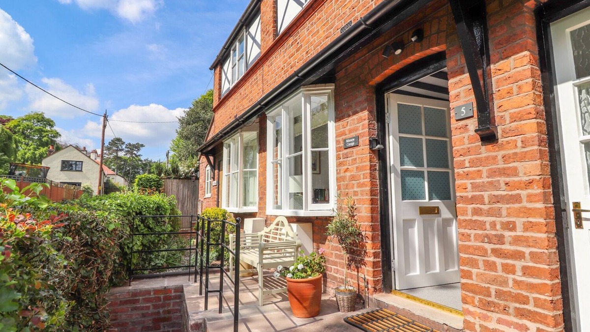 Malpas Cottage | MINNOW COTTAGE, pet friendly, with open fire in Malpas
