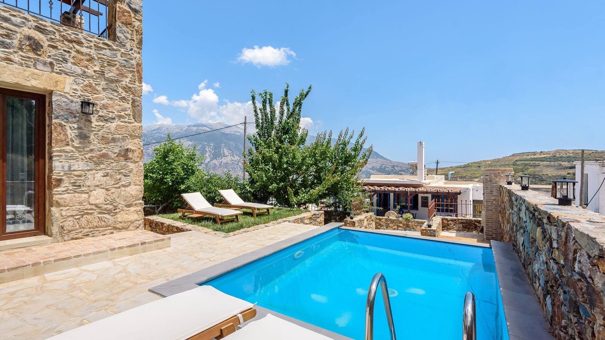 Agriles Apartment | Minos Country Living maisonette with private pool
