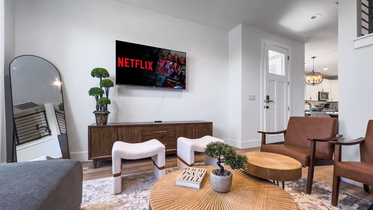 University Hills and Windsor Park House | Mins 2 Formula 1/Lux Retreat
