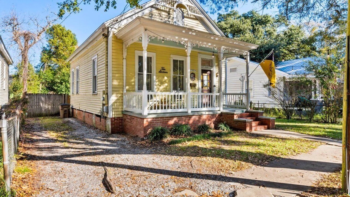 Mobile Cottage | Mins from downtown entertainment - Pet Friendly Historic Montegeux Cottage