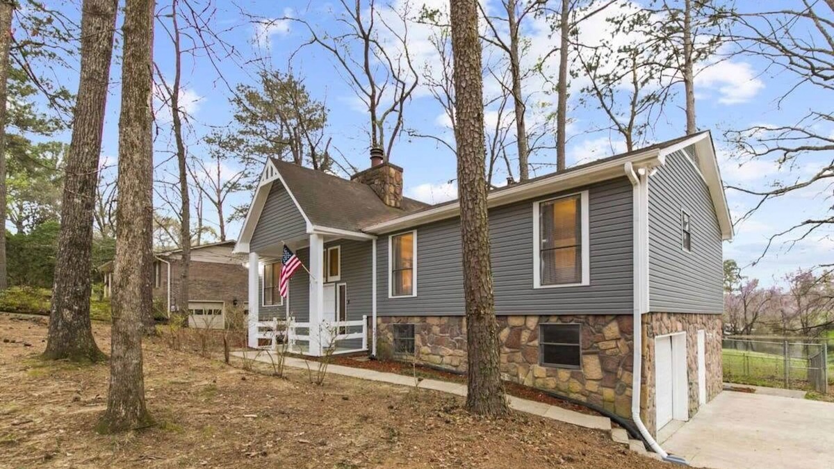 Crestline Heights House | Mins to Airport-Pool- Lake View-Newly Renovated!