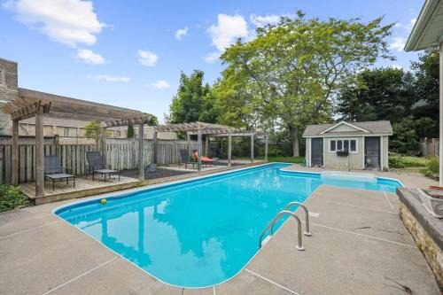 Cobourg House | Mins to Beach Downtown 5BR w Pool Patio and BBQ