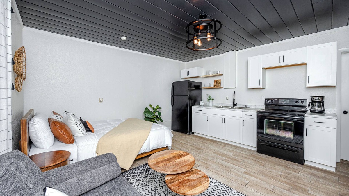 Tarpon Springs House | Mins to Beach/Studio Home/walk to dwtn/FreeParking
