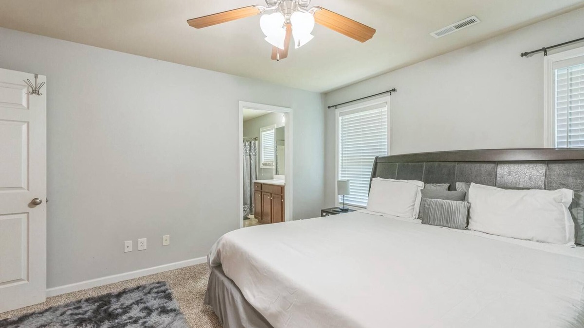 Harvest House | Mins to Crestwood Med Huntsville Hospital Fire Pit Peaceful Cul-de-Sac