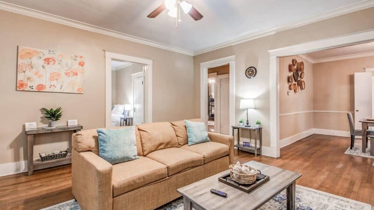 Evergreen House | Mins to Downtown, Bottom Unit - Bluemoon Bungalow