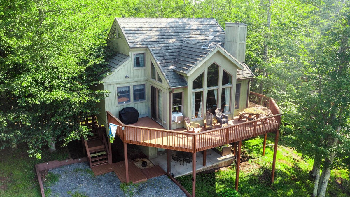 Davis Cabin | Mins to Downtown Davis! Pool Access! Dog friendly!